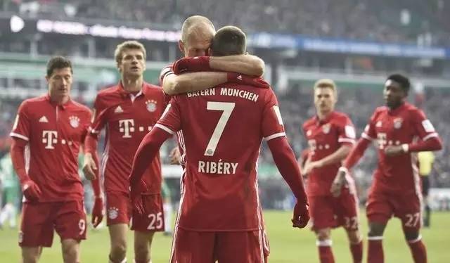  拜仁屈尔桑中锋支点作用明显，德甲高空优势助力攻城拔寨